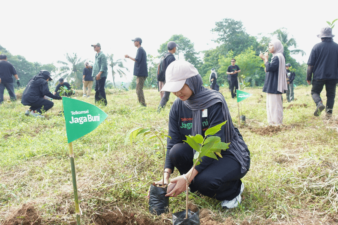 Go Green! Telkomsel Jaga Bumi Movement Tanam 2000 Pohon di Area Seluas 15,22 Hektare di Ciampea, Bogor bersama Masyarakat dan Komunitas