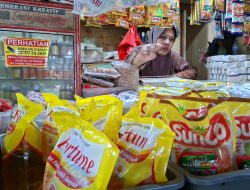 Harga Kebutuhan Pokok Naik, Warga Bekasi Tekan Pengeluaran