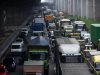 Tol Jakarta–Cikampek Macet Imbas Perbaikan Jalan, Warga Usul Contraflow