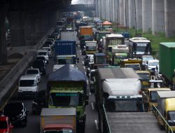 Tol Jakarta–Cikampek Macet Imbas Perbaikan Jalan, Warga Usul Contraflow