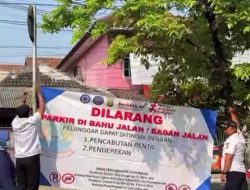 Dishub Kota Bekasi Pasang Larangan Parkir di Jalan Tangkuban Parahu