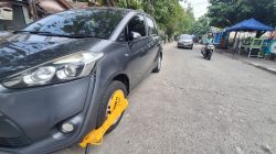 Dishub Kota Bekasi Gembok Roda Mobil Parkir Sembarangan di Tangkuban Perahu