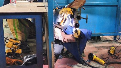 Rupiah Melemah, Buruh di Bekasi Waswas PHK dan Upah Tak Naik Tahun Depan