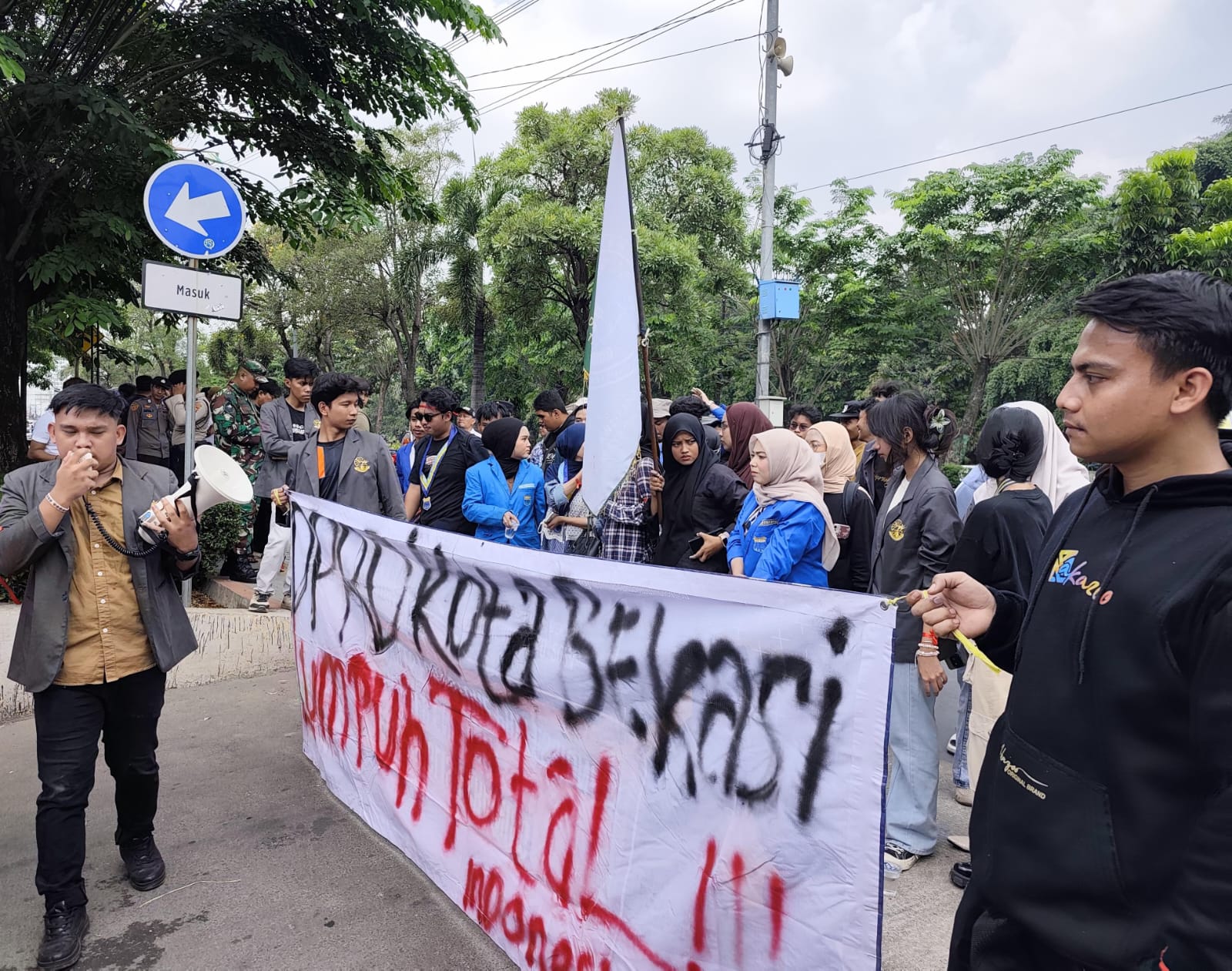 Kepung Gedung DPRD Kota Bekasi, Aliansi Mahasiswa Sodorkan 13 Tuntutan, Tolak Kenaikan Pertamax hingga Monopoli Dapur MBG