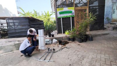 Greenhouse di SMPN 1 Cikarang Pusat Sarana Pembelajaran Siswa Merawat Kelestarian Alam