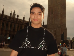 Fadly Faisal Dihujat Usai Pamer Foto di London Pakai Baju Motif Bra, Kakak Fuji: Untuk Seru-seruan Doang!