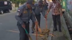 Tak Hanya Memerintah, Lurah Jatibening Baru Turun Langsung Bersihkan Lingkungan