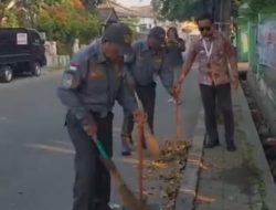 Tak Hanya Memerintah, Lurah Jatibening Baru Turun Langsung Bersihkan Lingkungan