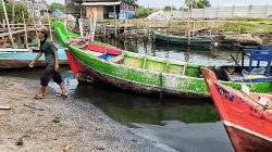 Laut Tercemar, Nelayan Kerang di Pantai Makmur Tarumajaya Terpuruk