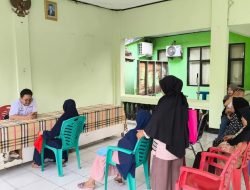 Warga Serbu Layanan Cek Bansos di Kantor Kelurahan Jatikramat