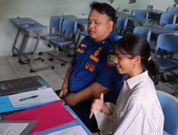 Petugas Damkar Pondokgede Dampingi Siswi Ambil Rapor di SMAN 5 Kota Bekasi