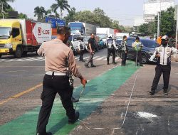 Truk Tabrak Pemotor di Simpang Unisma Bekasi: Satu Tewas, Sembilan Terluka