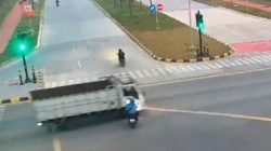Truk Berbenturan dengan Motor di Cikarang, Dua Orang Terluka