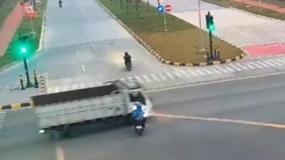 Truk Berbenturan dengan Motor di Cikarang, Dua Orang Terluka