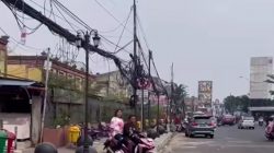 Kabel Semrawut Kuasai Trotoar Pasar Pondokgede