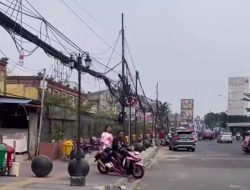 Kabel Semrawut Kuasai Trotoar Pasar Pondokgede