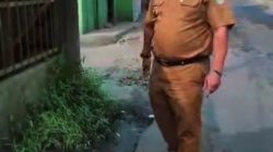 Camat Pondokmelati Turun Tangan Cek Jalan Rusak dan Drainase Jebol