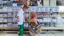 Penjualan Seragam Sekolah di Pasar Kranji Bekasi Belum Bergairah
