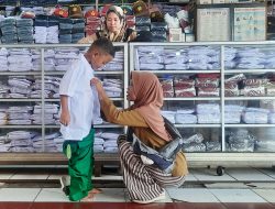 Penjualan Seragam Sekolah di Pasar Kranji Bekasi Belum Bergairah