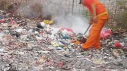 Pasukan Orange Tangani Aksi Bakar Sampah di Bekasi Jaya