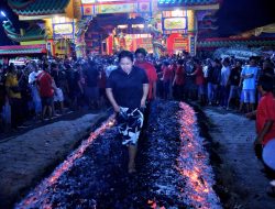Shejit Klenteng Ngo Kok Ong Cibarusah Diwarnai Ritual Berjalan di Atas Bara Api, Sarat Makna Spiritual