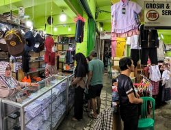 Penjualan Seragam Sekolah di Pasar Baru Cikarang Laris Manis