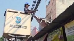 Kabel Menjuntai di Jatibening Baru Ancam Pengendara, DBMSDA Langsung Turun Tangan