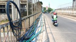 Pedestrian Flyover Caman Raya Jatibening Dikuasai Kabel