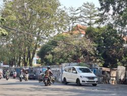 Membahayakan! Kabel Menjuntai di Margahayu