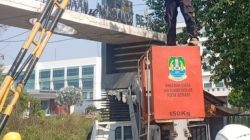 DBMSDA Kota Bekasi Rapikan Kabel Menjuntai di Margahayu