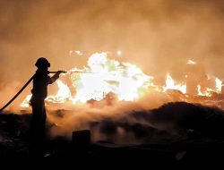 Amukan Api Melalap Rumah dan Lapak Palet di Kedungwaringin