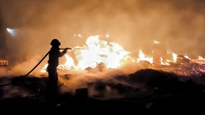 Amukan Api Melalap Rumah dan Lapak Palet di Kedungwaringin