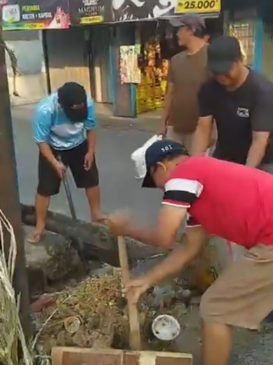 Warga Jatirasa Serentak Bersihkan Lingkungan, Cegah Banjir dan Penyakit