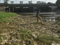 Kali Bekasi Surut, Pasokan Air Bersih Terancam