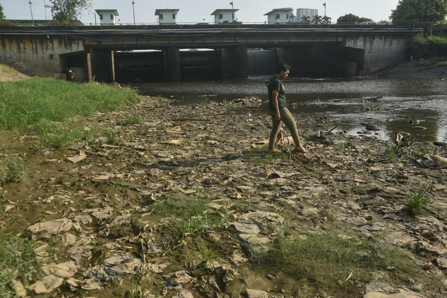 Kali Bekasi Surut, Pasokan Air Bersih Terancam