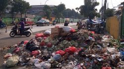 Sepekan Menumpuk, Sampah di Ir Juanda Tebar Bau Menyengat
