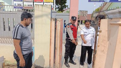 Pagar SMPN 2 Babelan Digondol Dua Pemuda Bermotor