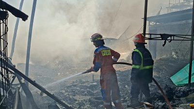 Warga Cerita Mencekamnya Kebakaran Area Pengepul Barang Bekas di Cibitung
