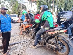 Cerita Penjaga Perlintasan Bulak Kapal: Kerja Swadaya, Kerap Dimaki Pengendara