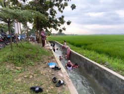 Saluran Irigasi di Cikarang Timur Berubah Jadi Waterpark Gratis