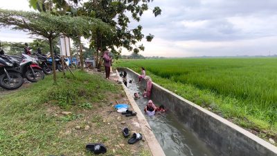 Saluran Irigasi di Cikarang Timur Berubah Jadi Waterpark Gratis