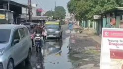 Genangan Air ‘Kuasai’ Jalan Jatimakmur