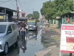 Genangan Air ‘Kuasai’ Jalan Jatimakmur