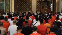 Jelang Laga Panas Kontra Vietnam, Suporter Timnas Indonesia Salat Magrib Berjemaah di Masjid