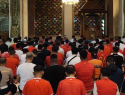 Jelang Laga Panas Kontra Vietnam, Suporter Timnas Indonesia Salat Magrib Berjemaah di Masjid