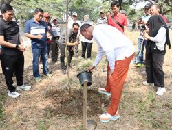 200 Pohon Hijaukan Danau Duta Harapan
