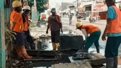 Akhirnya! Drainase Jalan Jatimakmur yang Dikeluhkan Warga Mulai Dibenahi