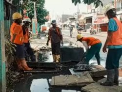 Akhirnya! Drainase Jalan Jatimakmur yang Dikeluhkan Warga Mulai Dibenahi