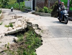 Jalan Ambles di Bojongmangu Ganggu Akses Warga