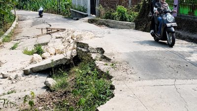 Jalan Ambles di Bojongmangu Ganggu Akses Warga